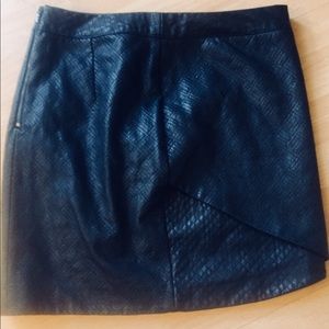 Black crossover mini-skirt tulip style sexy sz 6!